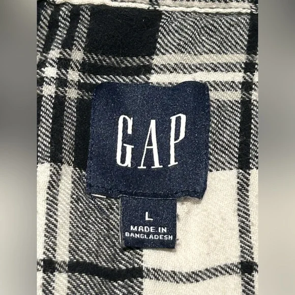 GAP Women’s Black and White flannel - Picture 3 of 4
